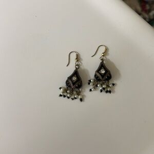 Stunning Pair of Vintage Black and Gold Toned Earrings
